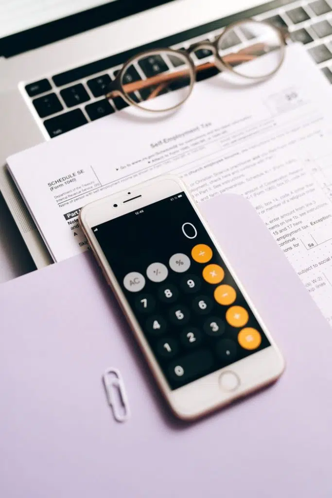 ACCUEIL Close-up of a smartphone calculator on tax documents, representing business accounting.